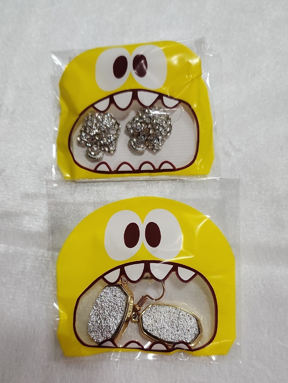 2 Pr Earrings.